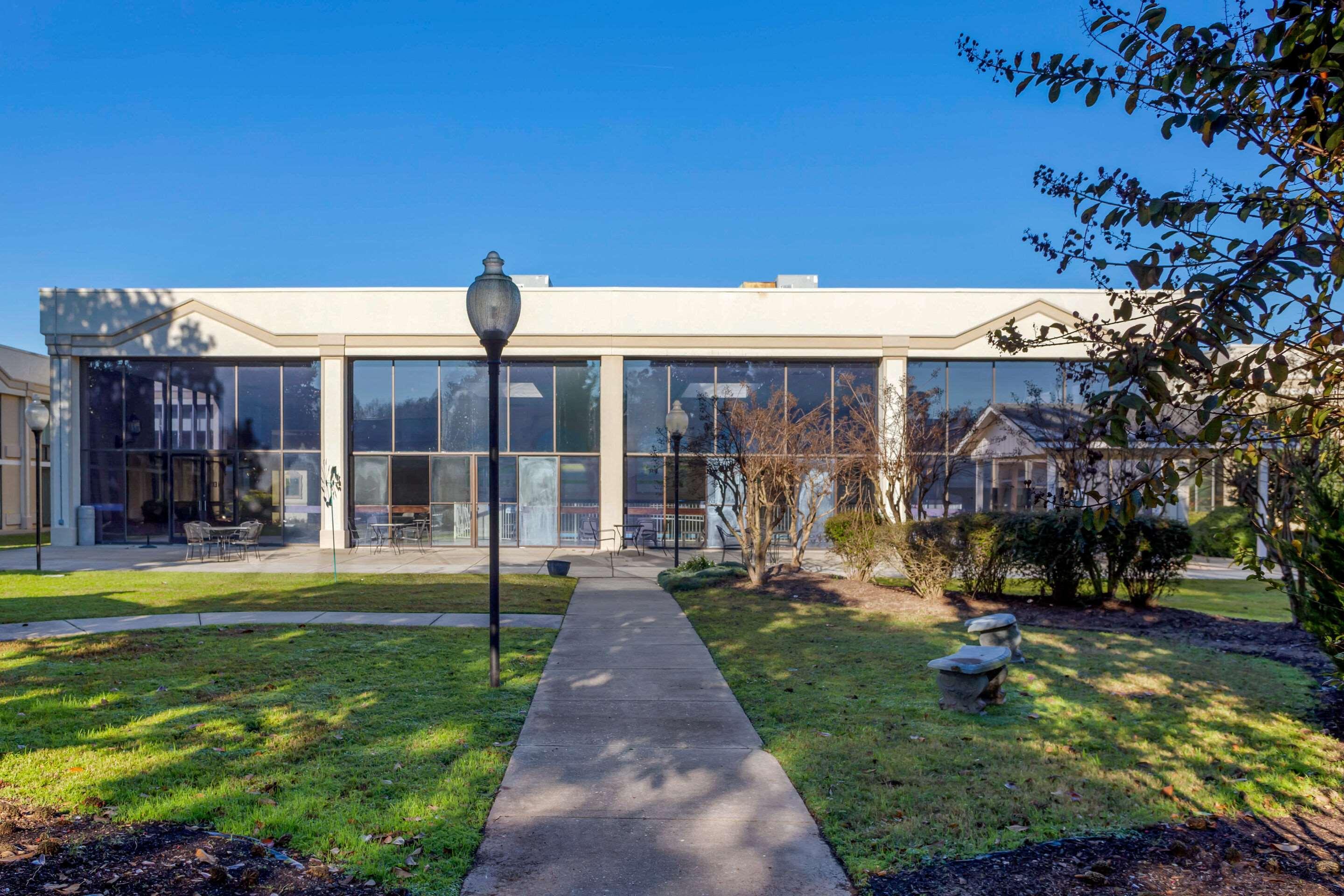 Clarion Hotel Fayetteville Exterior photo